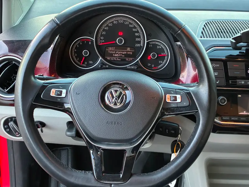 Volkswagen up! 1.0 BMT high up!|1e Eigenaar|Camera|Panoramadak|PDC|Stoel Verw.|Climatronic|CruiseControl|LM-Velgen|NAP|Nieuwe APK| 2017 leasen bij DreamLease: foto 2