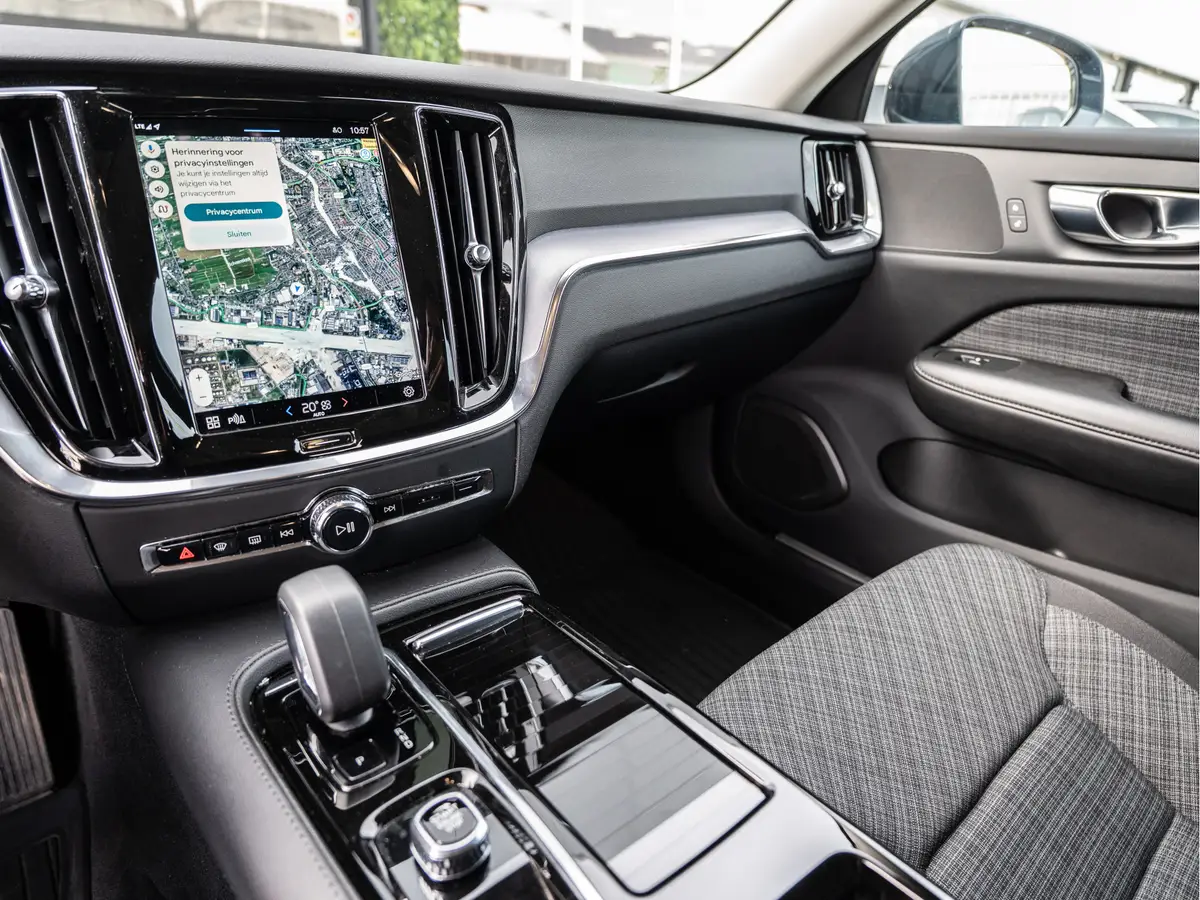 Volvo V60 2.0 T6 Plug-in hybrid AWD Core Bright: foto 2