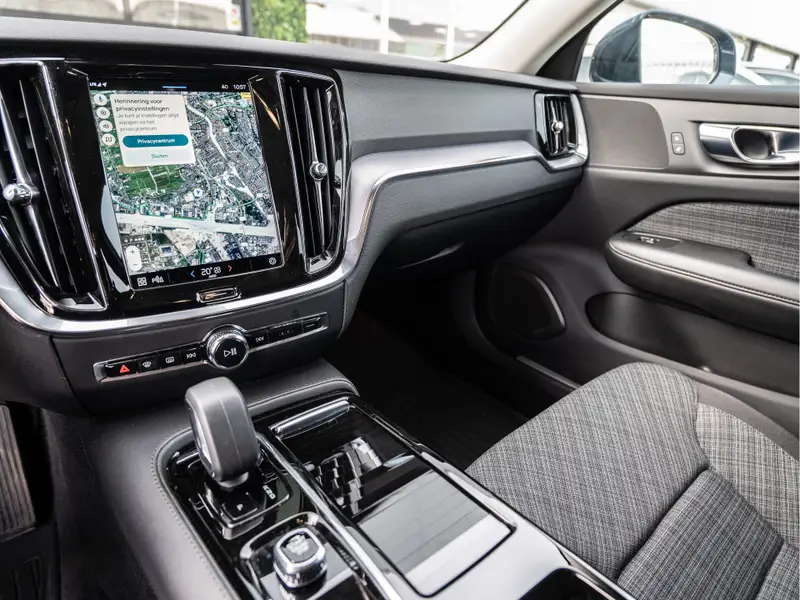 Volvo V60 2.0 T6 Plug-in hybrid AWD Core Bright 2022 leasen bij DreamLease: foto 2