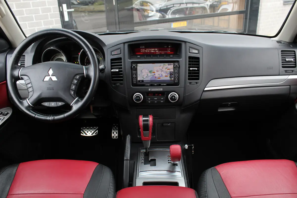 Mitsubishi Pajero 3.2 DI-D Instyle Side Window Van: foto 2