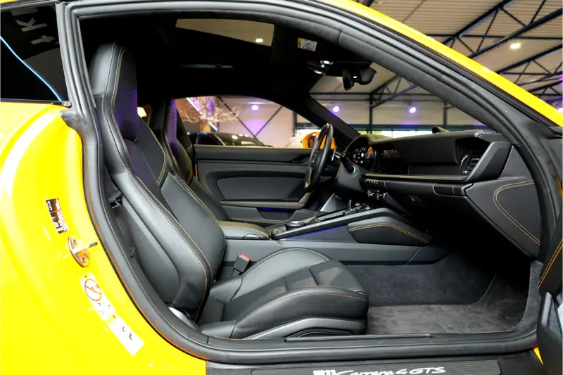 Porsche 911 3.0 Carrera 4 GTS 353kW/480pk Aut8 PCCB + PTS SIGNAL YELLOW + AERO PAKKET + INNODRIVE + PANO + CHRONO + LIFT + BURMESTER + 18-WEG STOELEN + PDLS+ + ACHTERASBESTURING + STOELVENTILATIE + STOEL-&STUURVERWARMING + 360 CAMERA + PARKSENSOREN + 20/21" LM-VELGEN 2023 leasen bij DreamLease: foto 2