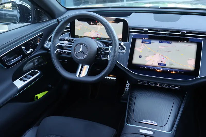 Mercedes-Benz E-Klasse Estate 300 e Edition AMG Line l Airmatic l Panoramadak l 360 gr Camera l Distronic l MBUX l Burmester 4D l Winterpakket l Digital Light l Weklapbare Trekhaak l Keyless GO l Smartphone integratie l HUD l Stoelverwarming l 2025 leasen bij DreamLease: foto 2