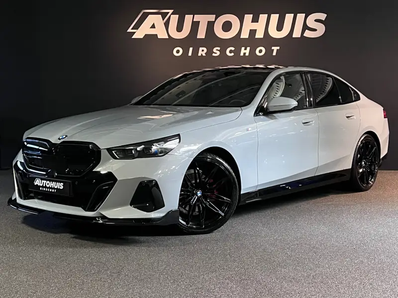 BMW 5 Serie 520i High Executive Edition M Stuurverwarming/ Stoelventilatie/ 21"/ Glazendak/ Memoryseats/ 360Camera 2024 leasen bij DreamLease: foto 1