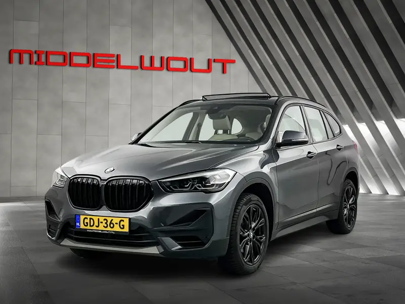 BMW X1 sDrive18i High Exe. Shadow-Line Pano-dak/Leder/18'LMV/Navi+ Keyless Start 2020 leasen bij DreamLease: foto 1