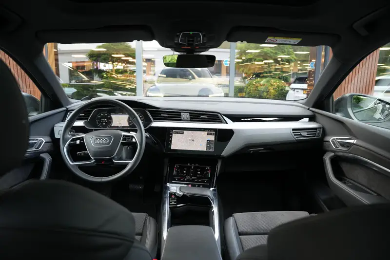 Audi e-tron e-tron 50 quattro Launch edition Black 71 kWh 2019 leasen bij DreamLease: foto 2