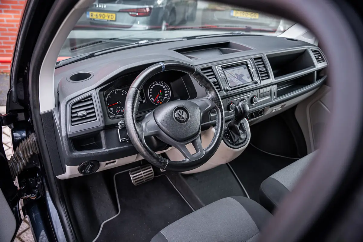 Volkswagen Transporter Kombi 2.0 TDI 150pk DSG aut. | 9 persoons | CarPlay | Cruise Control | Standkachel | Trekhaak | Navi |: foto 2