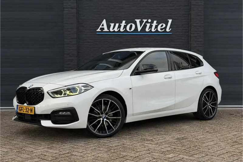 BMW 1 Serie 118i | Sportleder | Stoel + Stuurverwarming | Comfort Access | Live Cockpit Pro | Carplay 2021 leasen bij DreamLease: foto 1