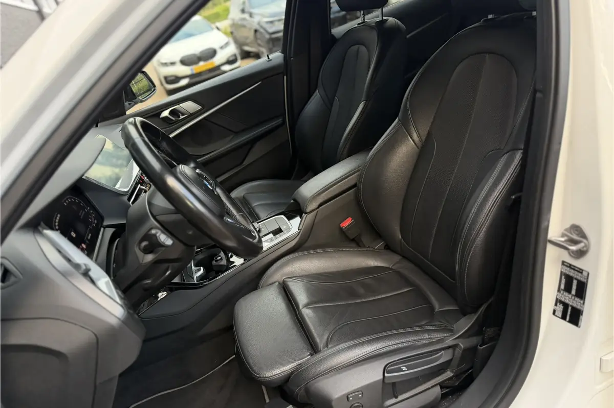 BMW 1 Serie 118i | Sportleder | Stoel + Stuurverwarming | Comfort Access | Live Cockpit Pro | Carplay: foto 2