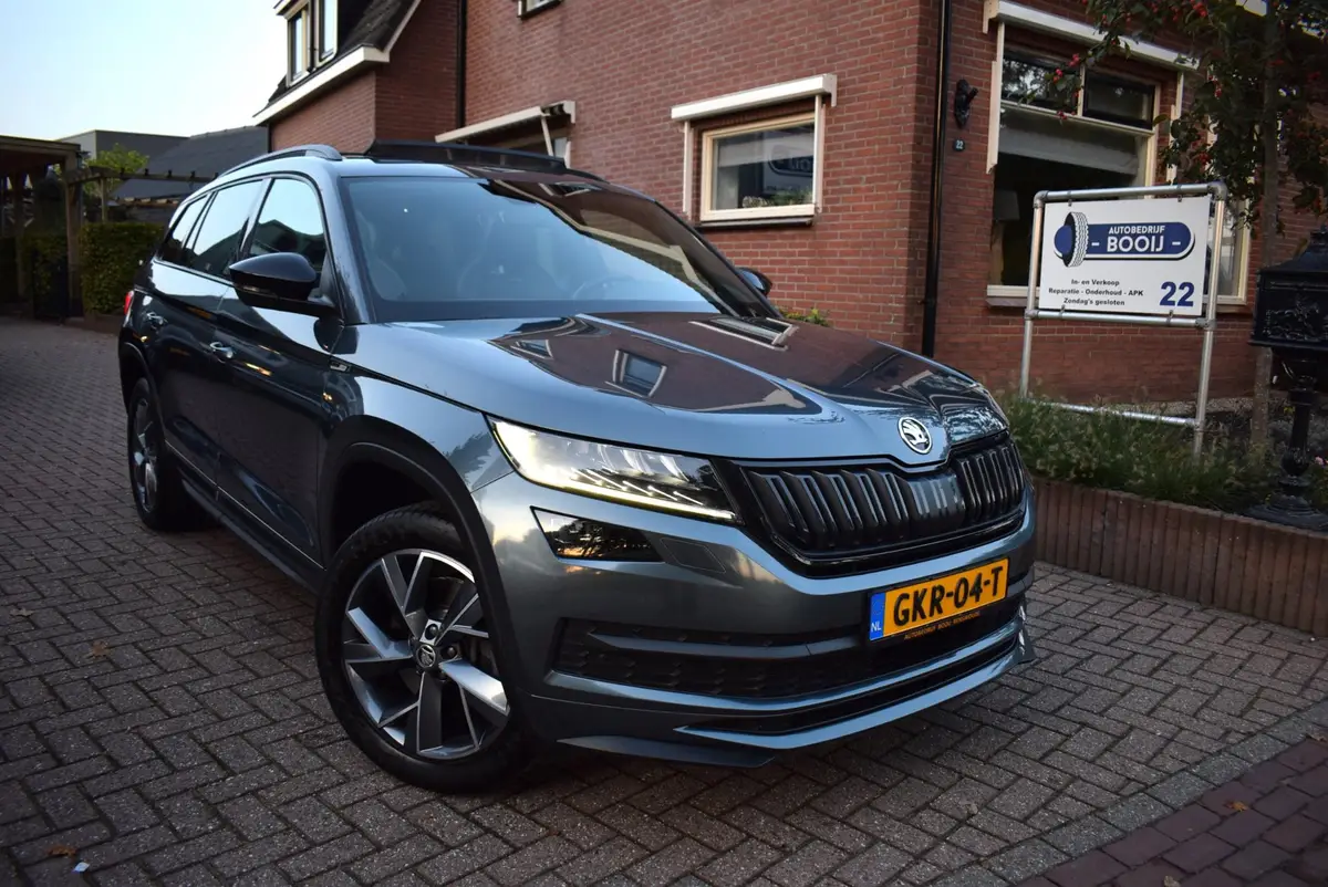 Škoda Kodiaq 2.0 TSI 4x4 Sportline 7 PERS/PANODAK/CRUISE/CAMERA/TREKHAAK/CARPLAY/MEMORY/KEYLESS/XENON/STOELVERW/19 INCH: foto 2