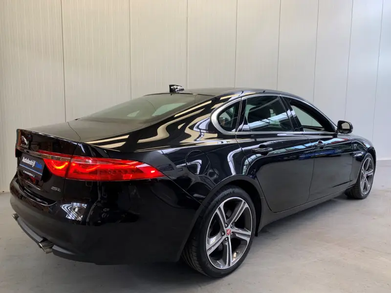 Jaguar XF 2.0t Prestige 2019 leasen bij DreamLease: foto 2