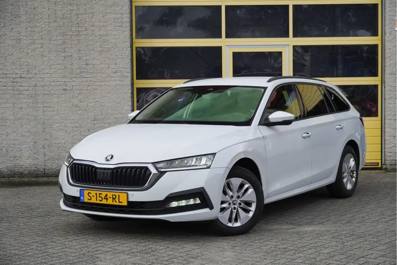 Škoda Octavia Combi 1.0 e-TSI Automaat! Business Edition BJ2023 Lmv 16" | Led V+A | Pdc | Keyless entry | Elek. trekhaak | Elek. achterklep | App-Connect | Navi | Virtual cockpit | Sfeerverlichting | Climate control | Cruise control | Verwarmd stuur/voorstoelen 2023 leasen bij DreamLease: foto 1
