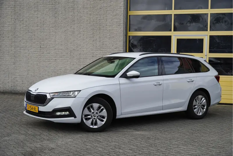 Škoda Octavia Combi 1.0 e-TSI Automaat! Business Edition BJ2023 Lmv 16" | Led V+A | Pdc | Keyless entry | Elek. trekhaak | Elek. achterklep | App-Connect | Navi | Virtual cockpit | Sfeerverlichting | Climate control | Cruise control | Verwarmd stuur/voorstoelen 2023 leasen bij DreamLease: foto 2