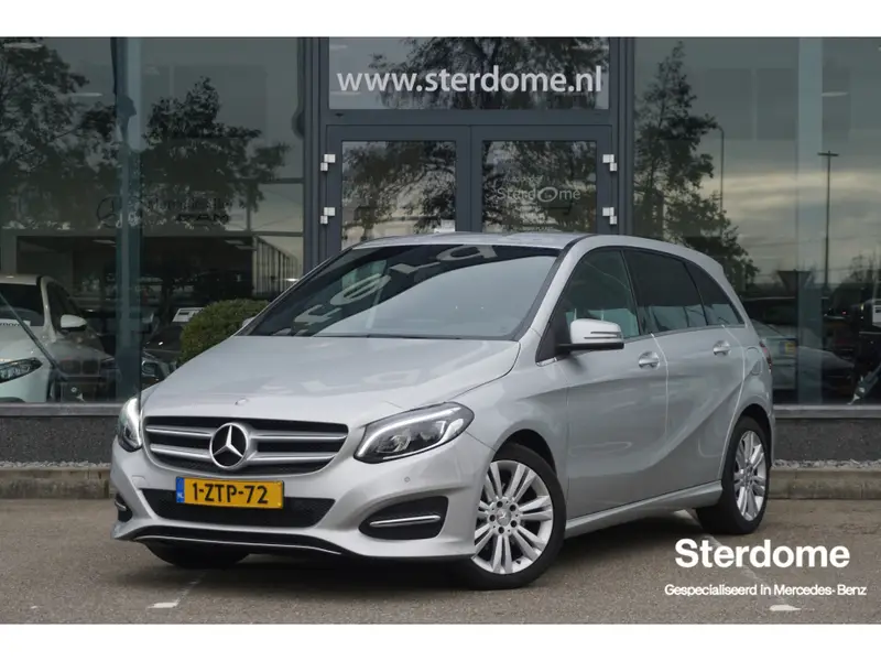 Mercedes-Benz B-Klasse 180 AMBITION Style l Facelift uitvoering l Xenon l PTS l Privacy glas l trekhaak l Airco l Navigatie 2015 leasen bij DreamLease: foto 1