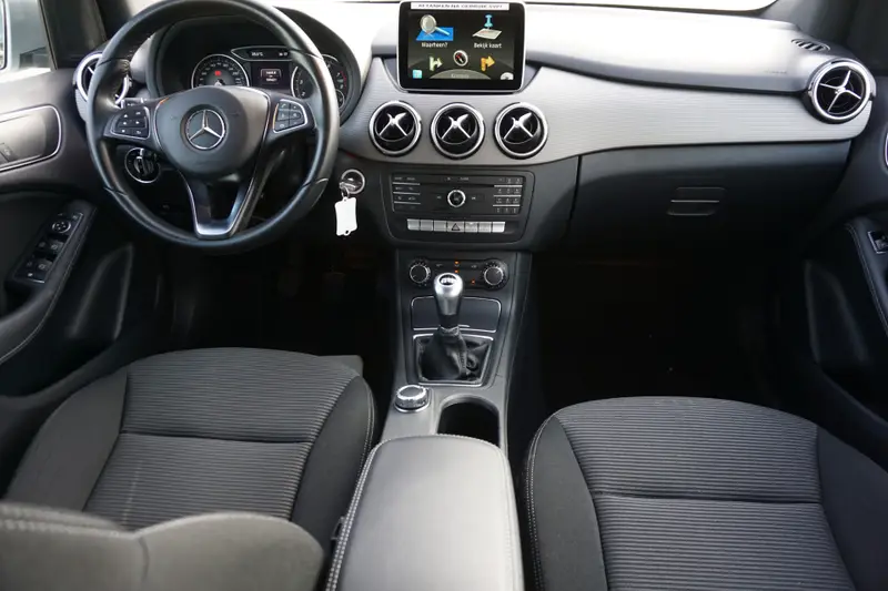 Mercedes-Benz B-Klasse 180 AMBITION Style l Facelift uitvoering l Xenon l PTS l Privacy glas l trekhaak l Airco l Navigatie 2015 leasen bij DreamLease: foto 2