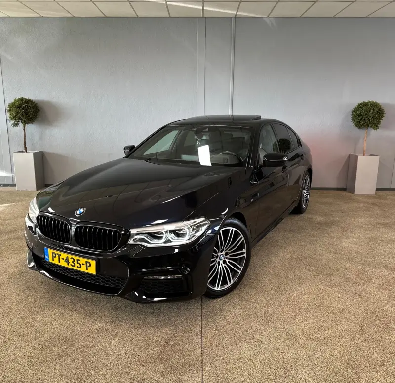 BMW 5 Serie 520d M Sport - Open dak - Ambi - HUD - Camera - Memory 2017 leasen bij DreamLease: foto 1