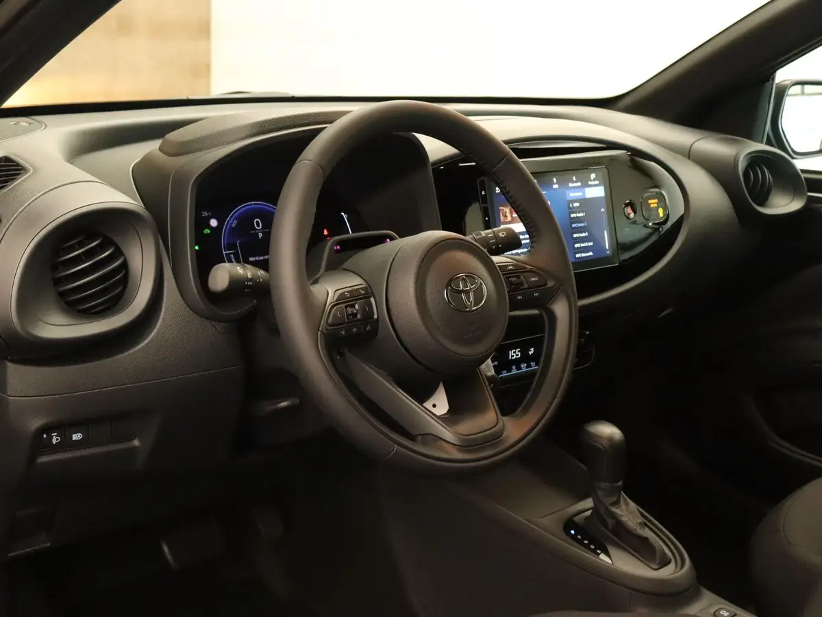 Toyota Aygo X Hybrid 115 Play: foto 2
