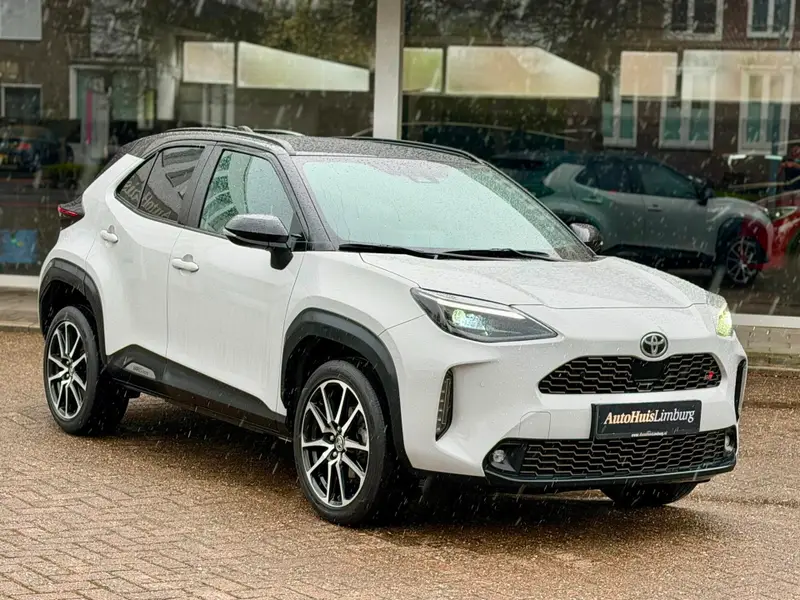 Toyota Yaris Cross 1.5 Hybrid GR Sport|Camera|HUD|Nav|CarPlay|Pano|Nieuwstaat! 2022 leasen bij DreamLease: foto 1