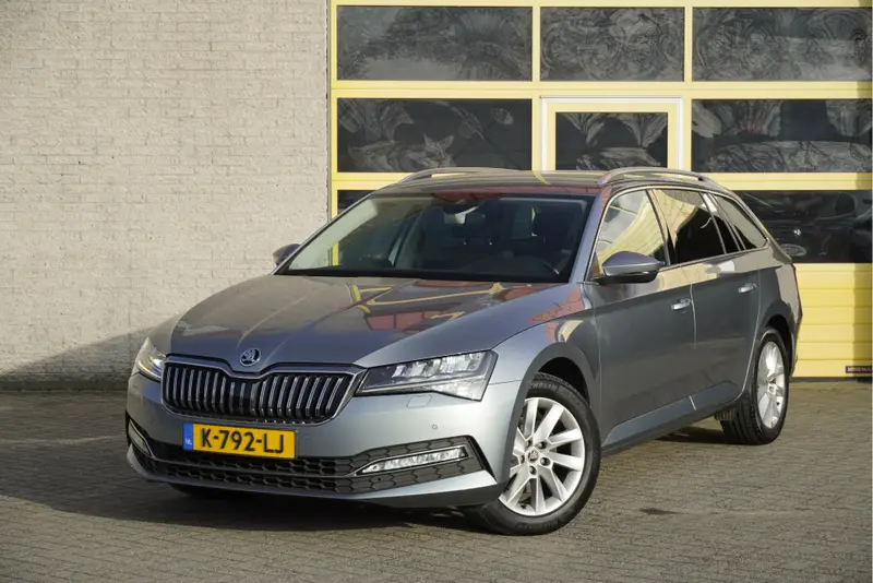 Škoda Superb Combi 1.5 TSI ACT 150PK! Automaat Business Edition BJ2021 Lmv 17" | Led V+A | Pdc | Navi | Keyless entry | Trekhaak | App-Connect | Dashboard verlichting | Climate control | Cruise control | Elek. Be stoel + Mem | Verwarmde voorstoelen | Extra getint glas 2021 leasen bij DreamLease: foto 1