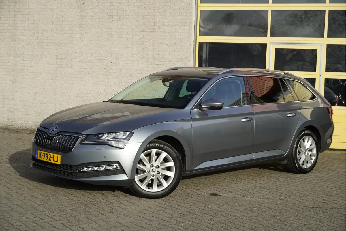 Škoda Superb Combi 1.5 TSI ACT 150PK! Automaat Business Edition BJ2021 Lmv 17" | Led V+A | Pdc | Navi | Keyless entry | Trekhaak | App-Connect | Dashboard verlichting | Climate control | Cruise control | Elek. Be stoel + Mem | Verwarmde voorstoelen | Extra getint glas: foto 2