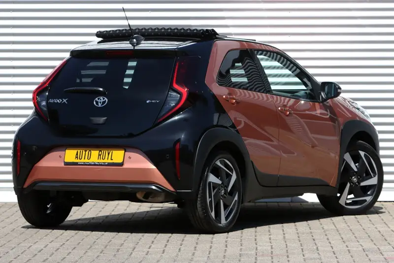 Toyota Aygo X Hybrid 115 Lounge Vouwdak / JBL / Bi-Tone 2025 leasen bij DreamLease: foto 2