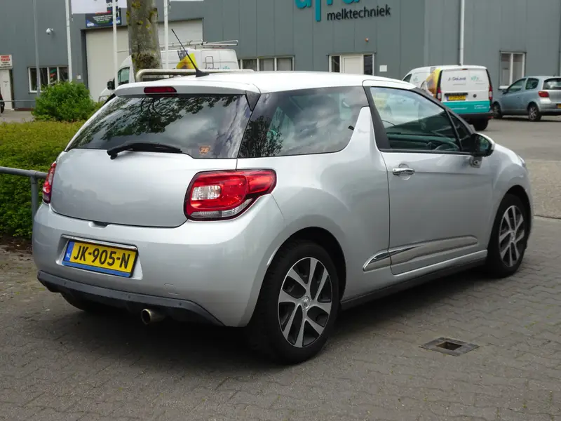DS DS 3 1.2 PureTech So Chic 2015 leasen bij DreamLease: foto 2