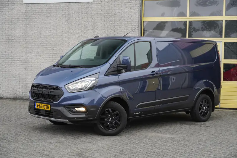 Ford Transit Custom 300 2.0 TDCI L1H1 Trail BJ2022 Lmv 16" (Zwart) | Led | Pdc | Trekhaak | Verwarmde voorruit | Achteruitrijcamera | Navi | Airco | Cruise control | Lederen bekleding | Verwarmde voorstoelen | Tussenschot | Achterdeuren | Zijdeur | Bijrijdersbank|3 Persoons 2022 leasen bij DreamLease: foto 2
