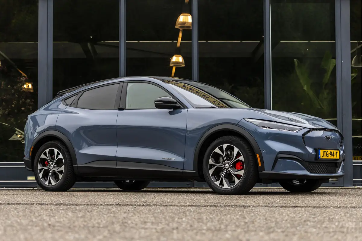 Ford Mustang Mach-E RWD 75 kWh: foto 1