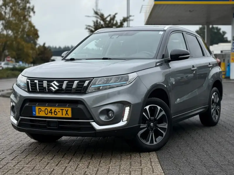 Suzuki Vitara 1.4 STYLE A/T PANODAK CARPLAY CAMERA TREKHAAK 1500KG 2022 leasen bij DreamLease: foto 1