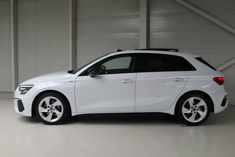 Audi A3 Sportback 30 TFSI S-Line S-Tronic 2021 leasen bij DreamLease: foto 2