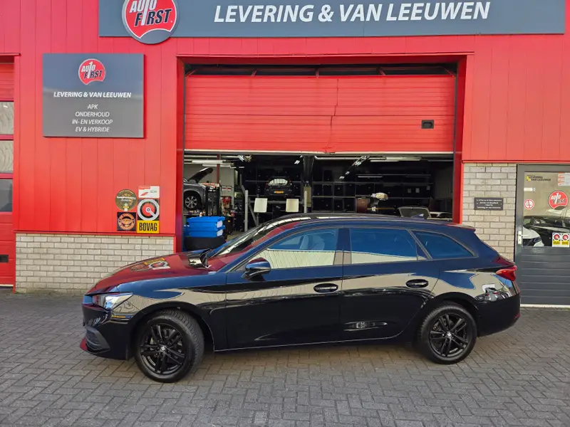 SEAT Leon Sportstourer 1.0 eTSI Style Business Intense Automaat/ Elekt. Trekhaak/ Stuur en stoel verwarming/ Rijklaarprijs! 2024 leasen bij DreamLease: foto 1
