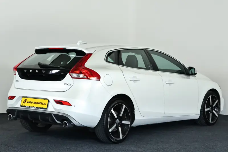 Volvo V40 2.0 D4 R-Design 2015 leasen bij DreamLease: foto 2
