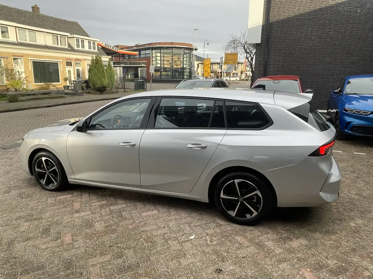 Opel Astra Sports Tourer 1.2 Business Edition: foto 2