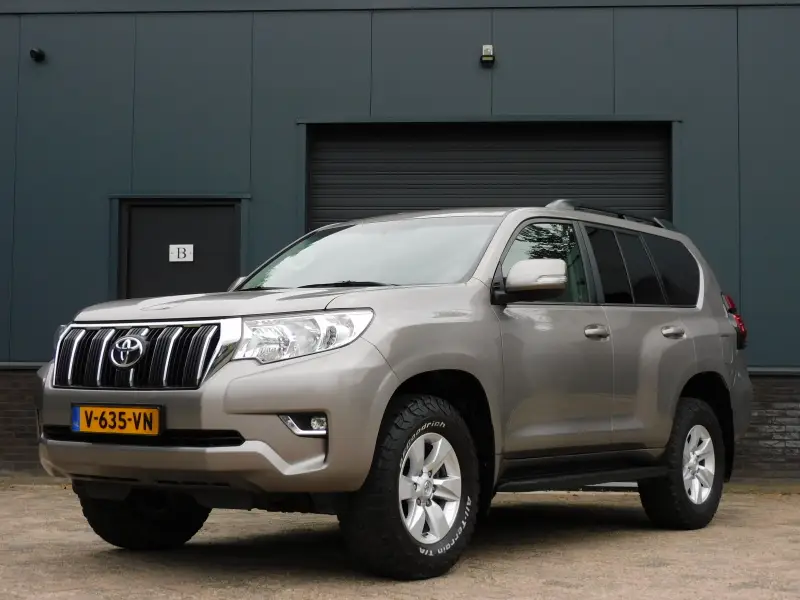 Toyota Land Cruiser 2.8 D-4D-F Challenger Window Van 2019 leasen bij DreamLease: foto 1