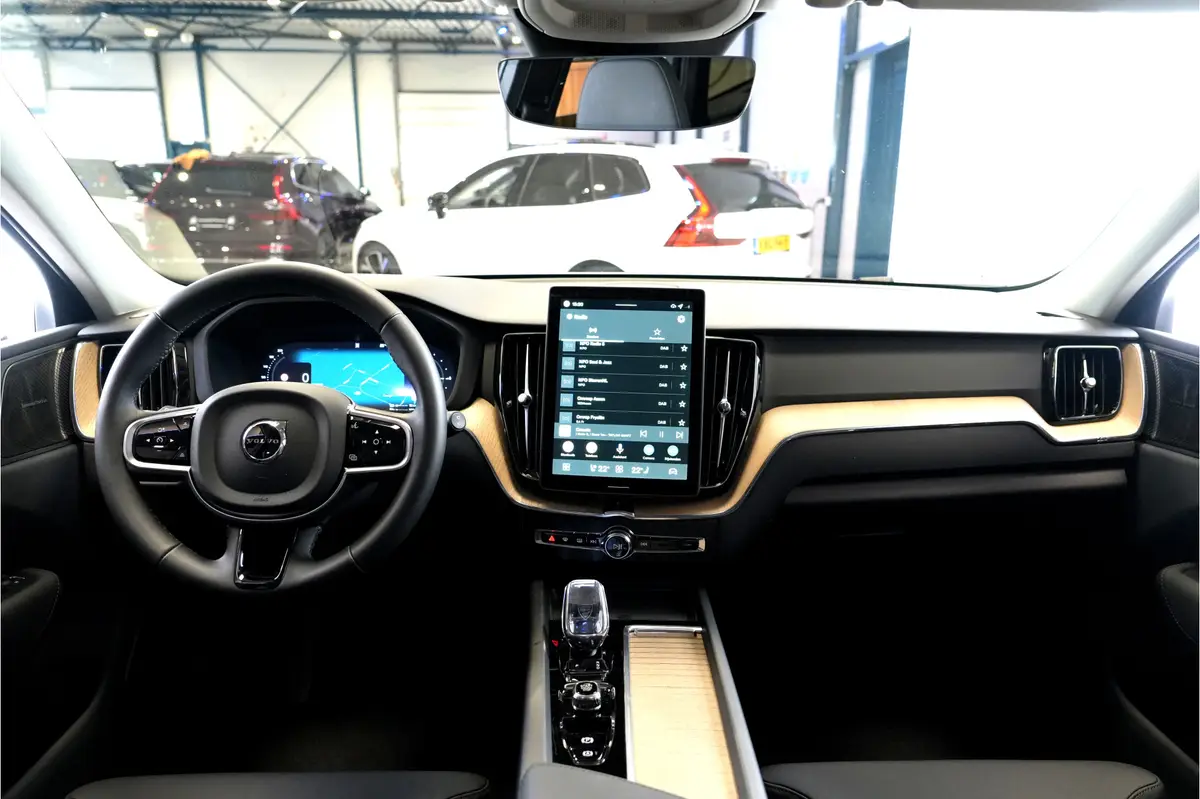 Volvo XC60 2.0 T6 AWD 293kW/399pk Aut8 Plug-in hybrid Plus Bright PANORAMADAK + HARMAN/KARDON + 360 CAMERA + HEAD-UP + BLIS + LANE ASSIST + STOEL-&STUURVERWARMING + ADAPT.CRUISE + PILOT ASSIST + MATRIX LED + KEYLESS ENTRY&GO + PARKSENSOREN V&A + 19" LM-VELGEN!!: foto 2