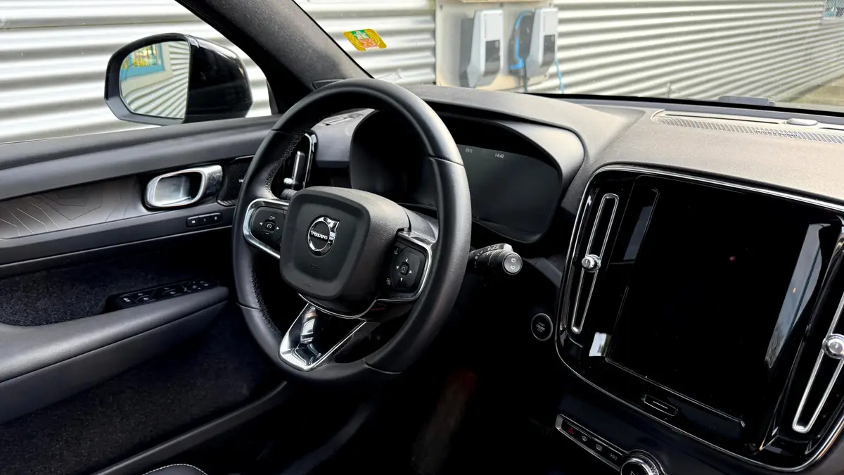 Volvo XC40 1.5 T5 Recharge 193kW/262pk DCT7 Ultimate Dark PANORAMADAK + HARMAN/KARDON + ADAPT.CRUISE + LEER/ALCANTARA + PILOT ASSIST + ACHTERUITRIJCAMERA + STOEL-&STUURVERWARMING + KEYLESS + BLIS + LANE ASSIST + MATRIX LED + ZWARTE HEMEL + PARKSENSOREN V&A + 21" LM-: foto 2