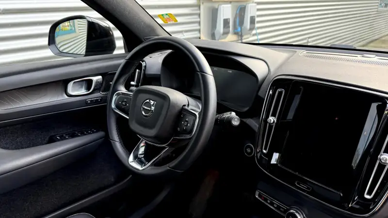 Volvo XC40 1.5 T5 Recharge 193kW/262pk DCT7 Ultimate Dark PANORAMADAK + HARMAN/KARDON + ADAPT.CRUISE + LEER/ALCANTARA + PILOT ASSIST + ACHTERUITRIJCAMERA + STOEL-&STUURVERWARMING + KEYLESS + BLIS + LANE ASSIST + MATRIX LED + ZWARTE HEMEL + PARKSENSOREN V&A + 21" LM- 2023 leasen bij DreamLease: foto 2