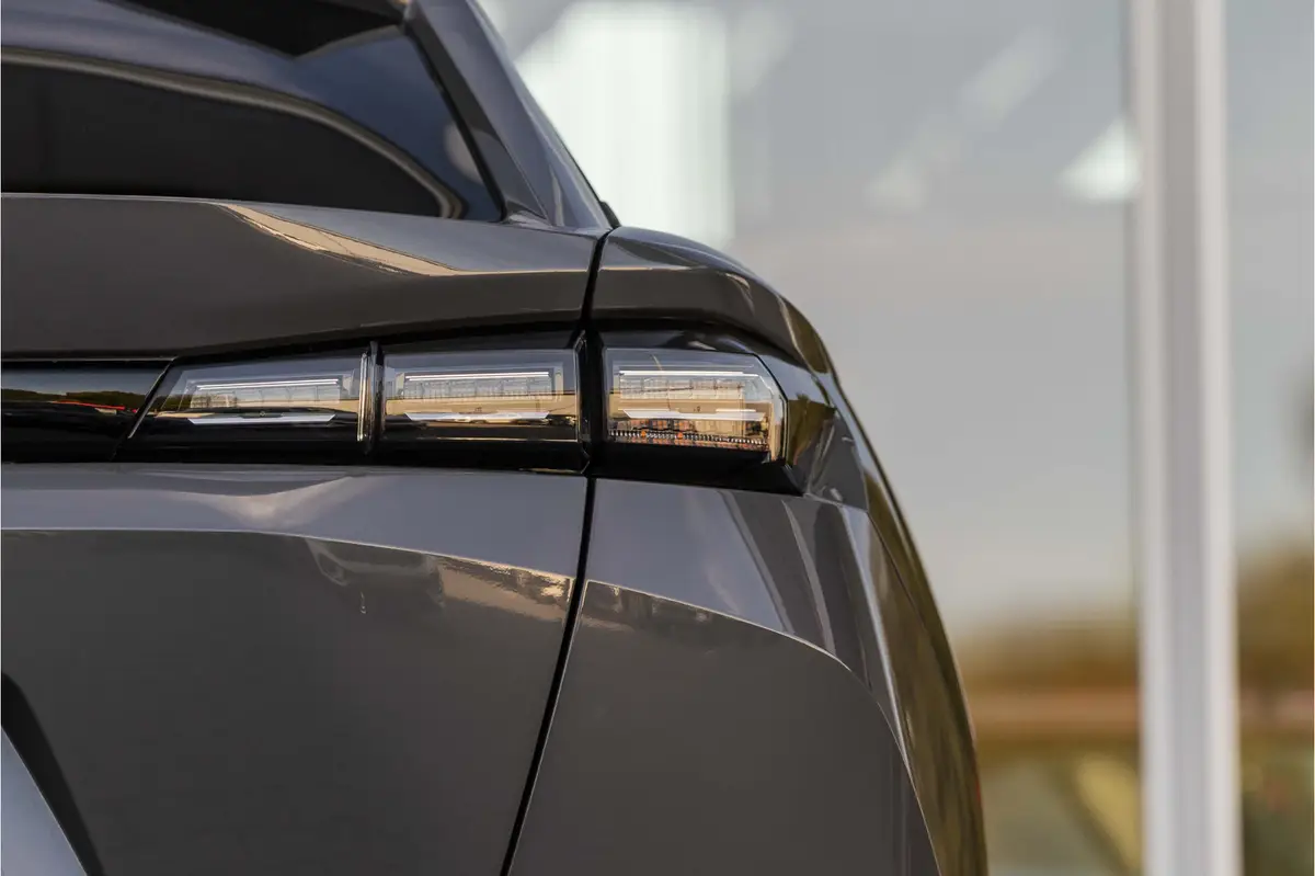 Peugeot 408 1.2 Hybrid 145 e-DCS6 Allure: foto 39