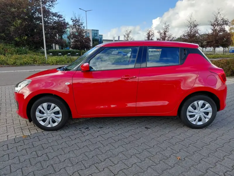 Suzuki Swift 1.2 COMFORT DAB+ ADDAPTIVE CRUISECONTROL BLUETOOTH 2023 leasen bij DreamLease: foto 2
