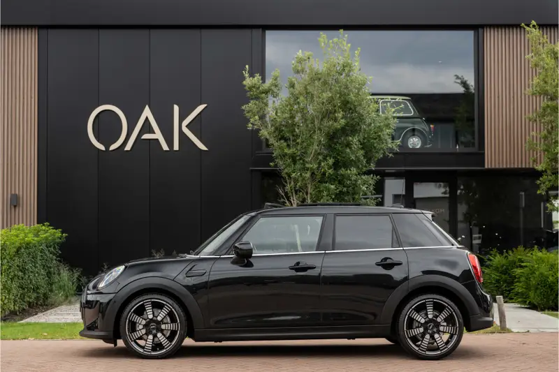 MINI 5-Deurs 1.5 Cooper Aut. | Navi | Panorama | Chester Leder | Camera | Head-Up | 17"LM | MIdnight Black 2023 leasen bij DreamLease: foto 1