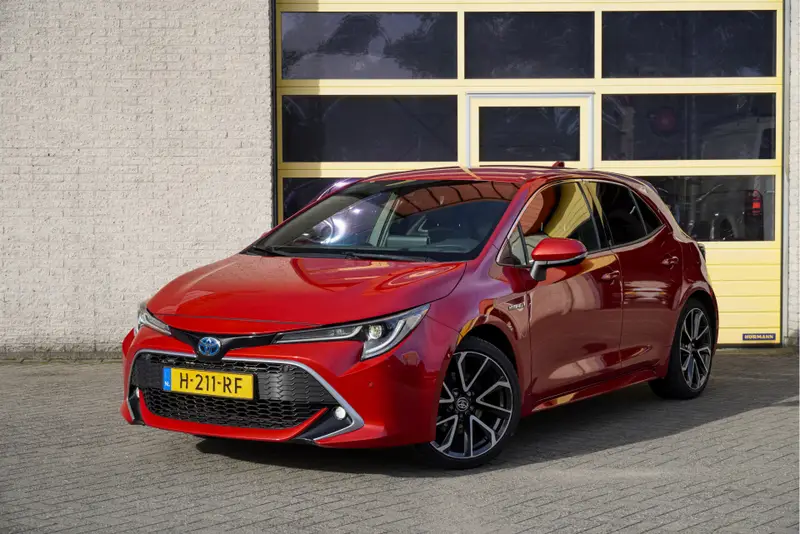 Toyota Corolla 2.0 Hybrid Automaat! 5drs Executive BJ2020 Lmv 18" | Led V+A | Pdc | Keyless entry | Trekhaak | Achteruitrijcamera | App-Connect | Navi | Head-up display | Sportstoelen | Verwarmde voorstoelen | Zwarte hemel | Extra getint glas 2020 leasen bij DreamLease: foto 1