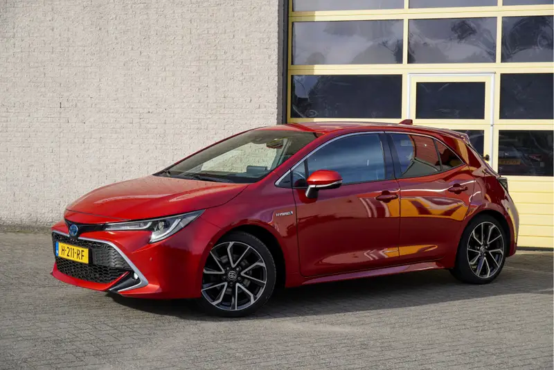 Toyota Corolla 2.0 Hybrid Automaat! 5drs Executive BJ2020 Lmv 18" | Led V+A | Pdc | Keyless entry | Trekhaak | Achteruitrijcamera | App-Connect | Navi | Head-up display | Sportstoelen | Verwarmde voorstoelen | Zwarte hemel | Extra getint glas 2020 leasen bij DreamLease: foto 2