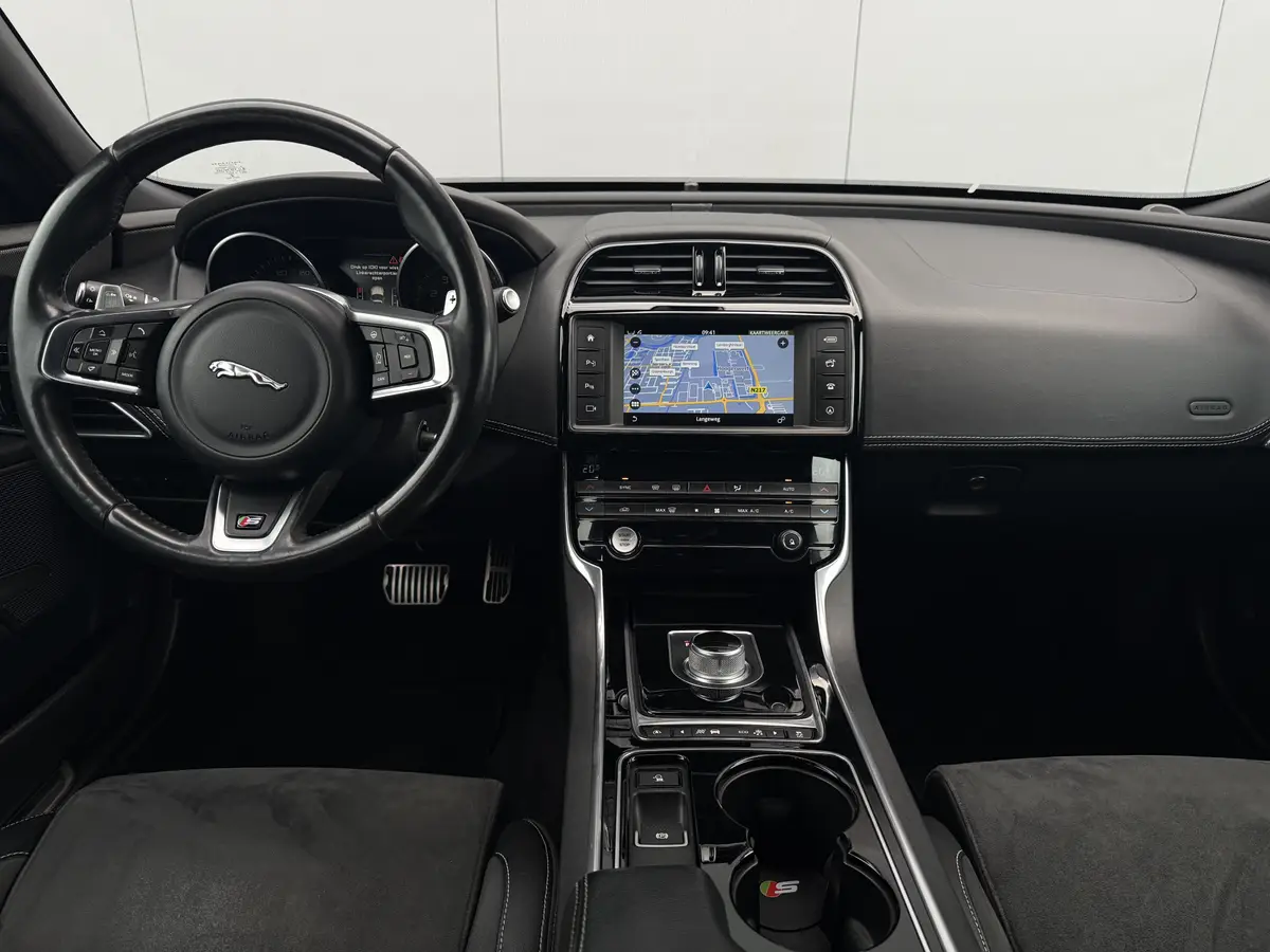 Jaguar XE 3.0 S: foto 2