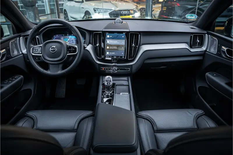 Volvo XC60 T8 Recharge AWD Ultra Black Edition ** Ventilatie ** B&W ** Massage ** 360 camera 2025 leasen bij DreamLease: foto 2