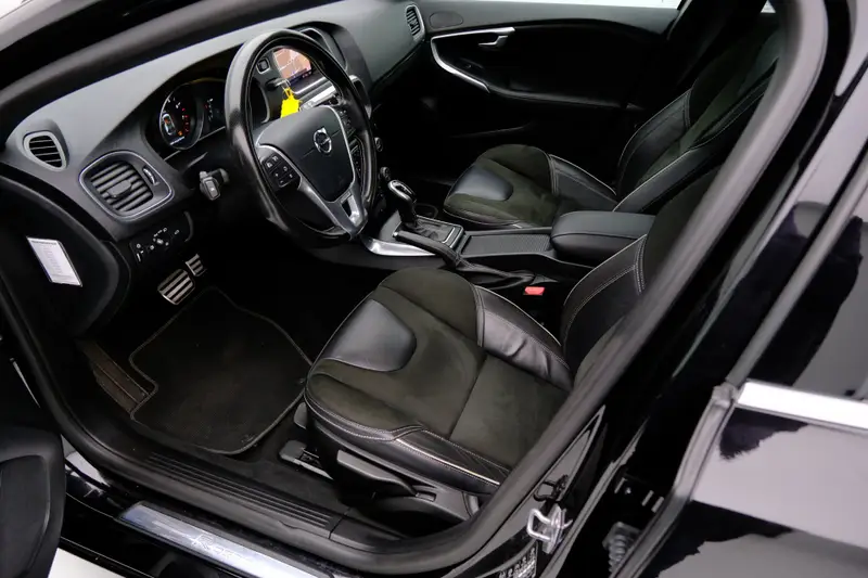 Volvo V40 1.5 T3 Polar+ Sport R-Design Aut. Pano|1e Eig|Leder-Alcantara|HarmanKardon|Cam|LMV 2019 leasen bij DreamLease: foto 2