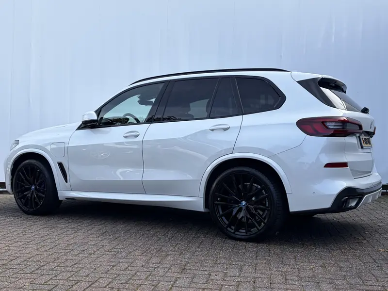 BMW X5 xDrive45e High Executive M-Sport 4WS Pano 22Inch HUD Elek.Trekhaak 98% SOH VOL! 2022 leasen bij DreamLease: foto 2