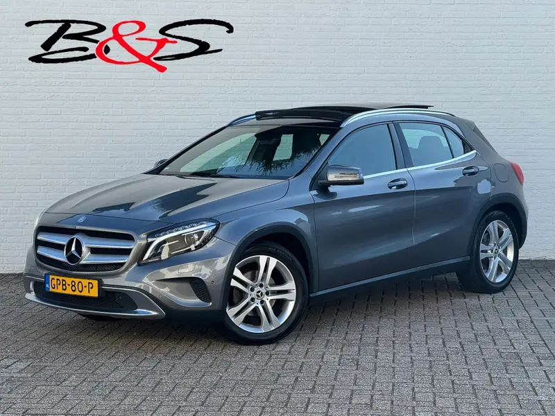 Mercedes-Benz GLA 200 Edition Trekhaak All-Season Banden Panorama dak Automaat Cruise Clima Led verlichting 2014 leasen bij DreamLease: foto 1