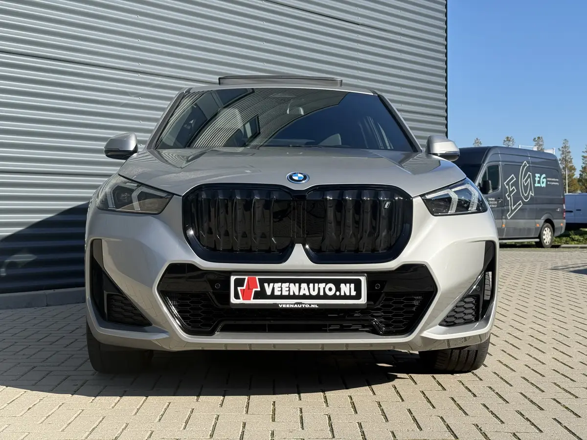 BMW iX1 xDrive30 67 kWh: foto 2