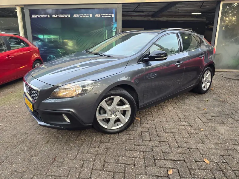Volvo V40 Cross Country 1.6 T4 Momentum 2014 leasen bij DreamLease: foto 1