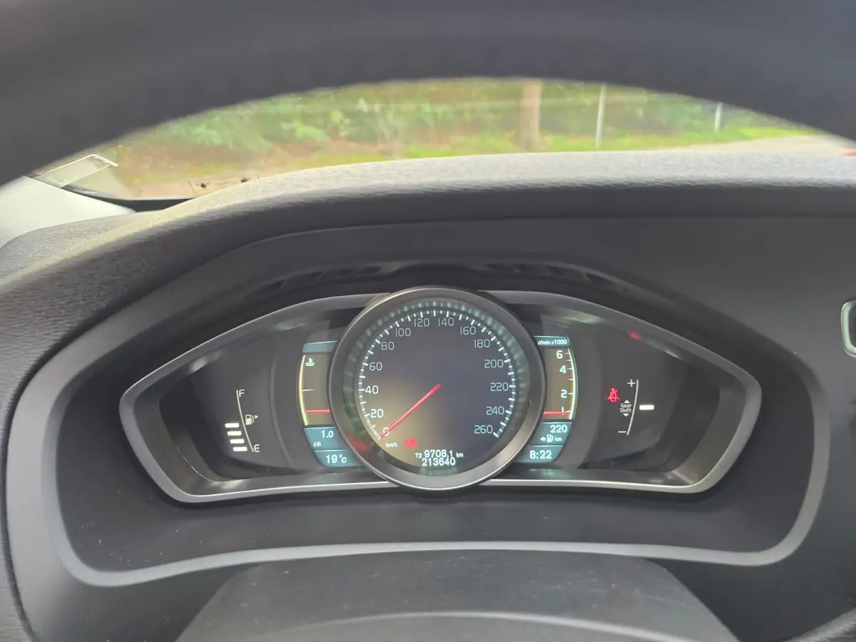 Volvo V40 Cross Country 1.6 T4 Momentum: foto 36