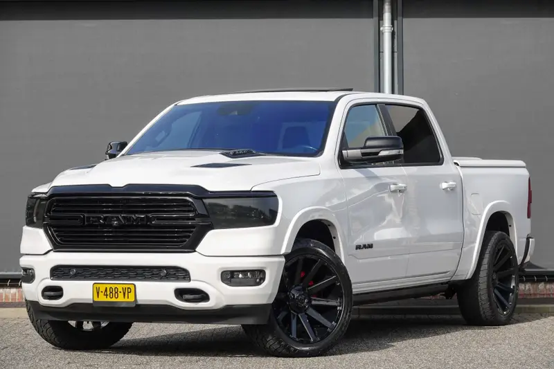Dodge Ram 1500 5.7 V8 401Pk 4x4 Crew Cab | Laramie | 360° Camera | Panoramadak | Treeplanken | Trekhaak | 22'' | Ivory White 2019 leasen bij DreamLease: foto 1